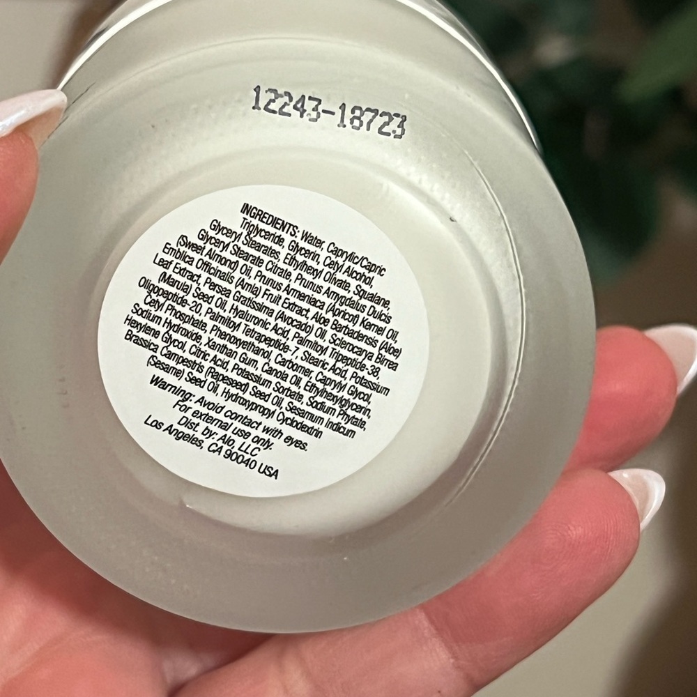 ALO • LUMINIZING FACE MOISTURIZER - Picture 2 of 3